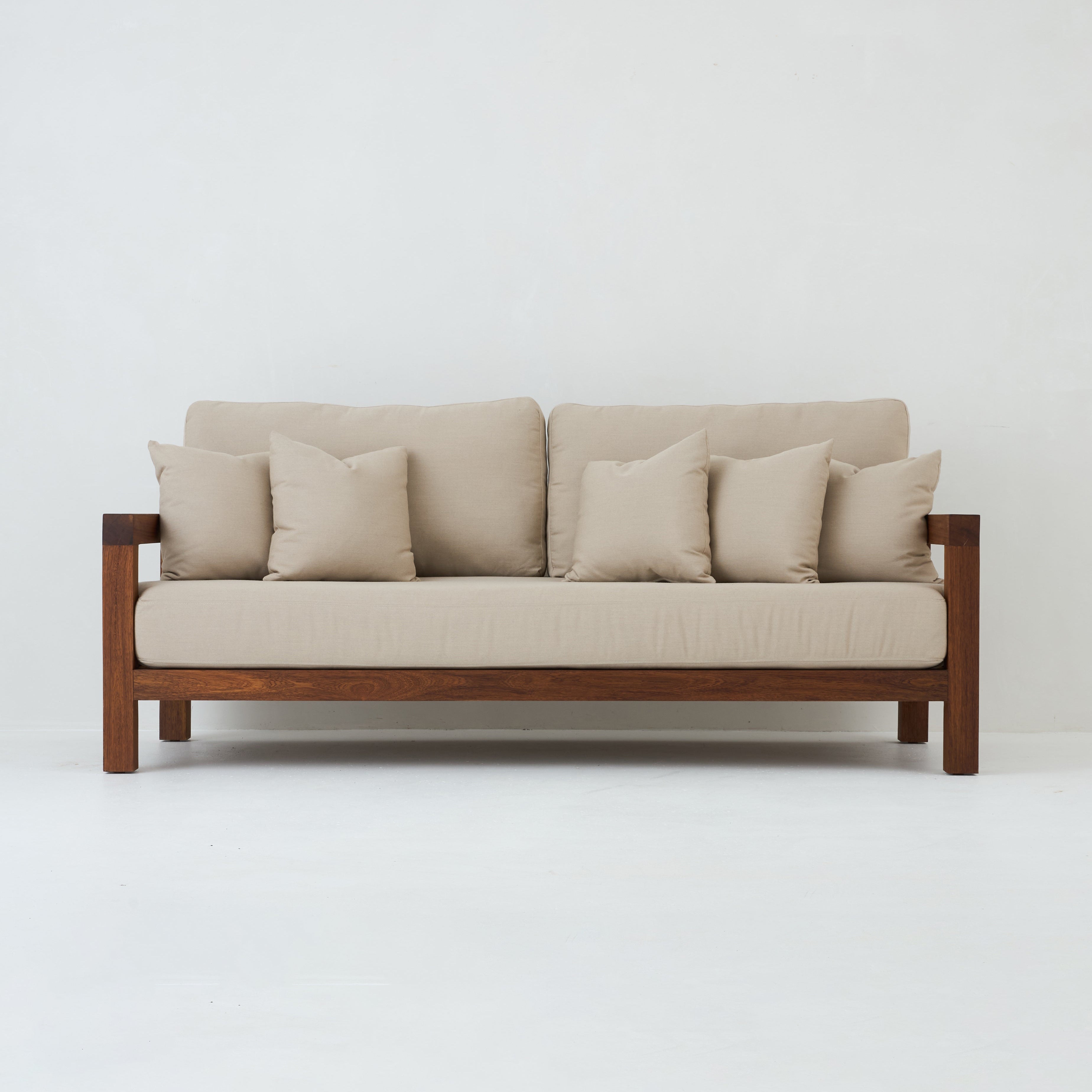  Cali outdoor sofa in sustainably sourced teak in beige outdoor fabric – front view